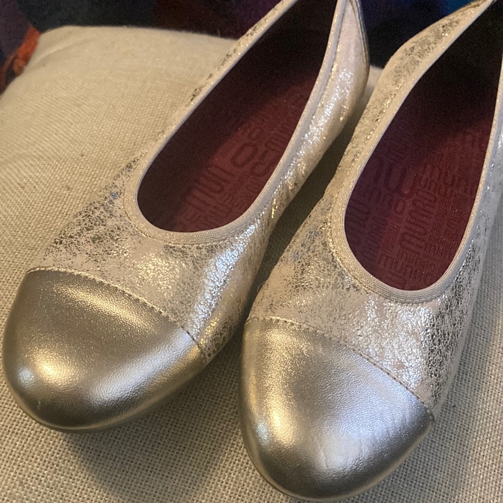 Munro new glitter gold flats 8.5 SS